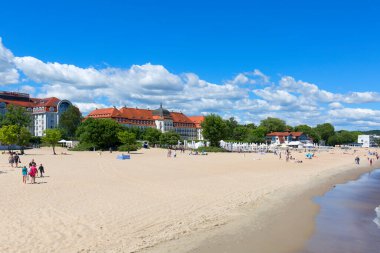 Sopot, Polonya - 6 Haziran 2018: Sopot Rıhtımından ünlü Grand Hotel, Baltık Denizi kıyısındaki kumlu sahil