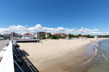 Sopot, Polonya - 6 Haziran 2018: Güneşli bir günde ahşap Sopot iskelesi, Grand Hotel ve kumsalın manzarası