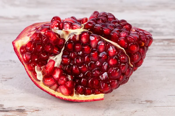 Fruit Red Pomegranate Wooden Plank Half Seeds Close — Stock Photo, Image