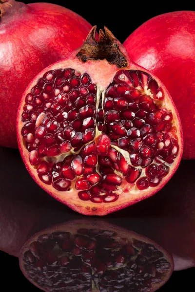 Frucht Des Roten Granatapfels Auf Schwarzem Hintergrund Reflexion — Stockfoto