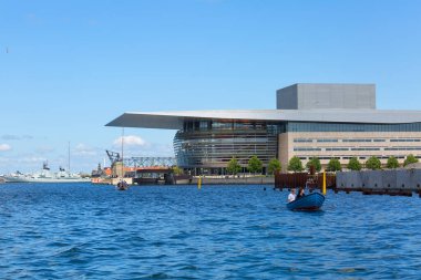 Kopenhag, Danimarka - 22 Haziran 2019: Neo fütürizm Kopenhag Opera Evi, deniz manzaralı. Kopenhag 'ın ortasındaki Holmen adasında yer almaktadır.