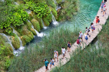 Plitvice Gölleri, Hırvatistan - 2 Eylül 2019: Plitvice Gölleri Ulusal Parkı, doğanın bir mucizesi, tahta köprüde yürüyen turistler
