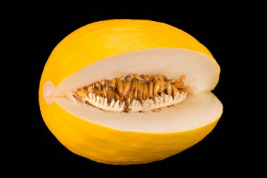 Siyah arka planda izole edilmiş büyük sarı bal karpuzu meyvesi, yakın çekim