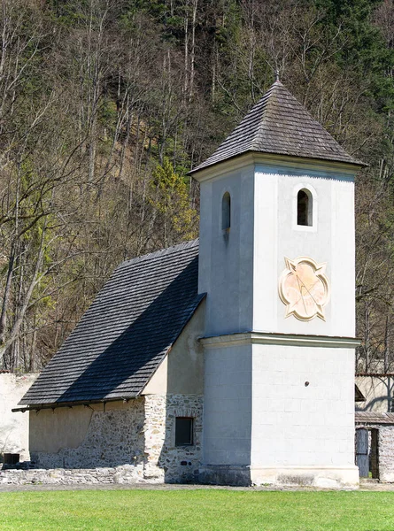 Monastère Rouge 14Ème Siècle Clocher Avec Cadran Solaire Slovaquie — Photo