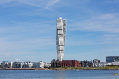 Malmö, İsveç - 24 Haziran 2019: İskandinavya 'nın en yüksek binası olan modern gökdelen Gövde, Malmö Wake Park manzaralı