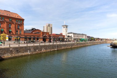 Malmö, İsveç - 24 Haziran 2019: Malmö Merkez İstasyonu 'nun tarihi kırmızı tuğla binası, 1856 yılında açıldı