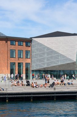 Helsingor, Danimarka - 23 Haziran 2019: Kültür Merkezi, Kulturvaerftet, konserler, tiyatro, performans, etkinlikler ve deniz manzaralı modern alan