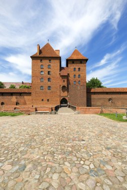 Malbork, Polonya - 25 Haziran 2020: 13. yüzyıl Malbork Kalesi, Nogat Nehri 'ndeki ortaçağ Töton kalesi. UNESCO Dünya Mirası Bölgesi, dünyanın en büyük şatosudur.