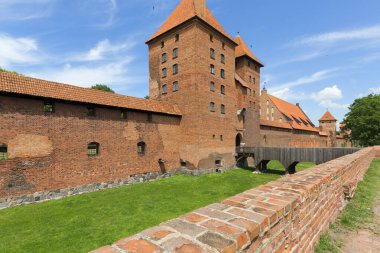 Malbork, Polonya - 25 Haziran 2020: 13. yüzyıl Malbork Kalesi, Nogat Nehri 'ndeki ortaçağ Töton kalesi. UNESCO Dünya Mirası Bölgesi, dünyanın en büyük şatosudur.