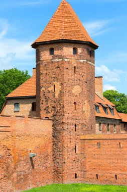 Malbork, Polonya - 25 Haziran 2020: 13. yüzyıl Malbork Kalesi, Nogat Nehri 'ndeki ortaçağ Töton kalesi. UNESCO Dünya Mirası Bölgesi, dünyanın en büyük şatosudur.