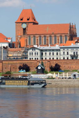 Torun, Polonya - 26 Haziran 2020: Saint Johns Gotik Katedrali, Eski Şehir 'in manzaralı Vistula Nehri manzarası