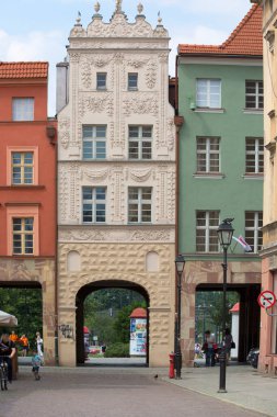 Torun, Polonya - 27 Haziran 2020: Barok Kiralama Sezar Kemeri, 18. yüzyıl binası Piekary Caddesi, Eski Şehir Meydanı 'nın yanındaki