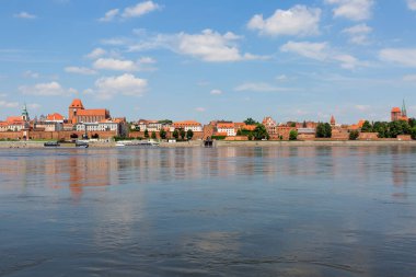 Torun, Polonya - 26 Haziran 2020: Güneşli bir günde Vistula Nehri 'nden Eski Şehir platformunun görüntüsü