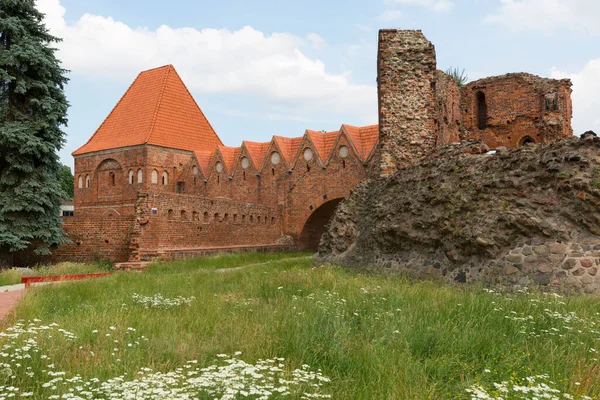 Torun, Polonya - 26 Haziran 2020: Gotik Töton 13. yüzyıl Torun Kalesi kalıntıları