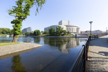 Bydgoszcz, Polonya - 26 Haziran 2020: Brda Nehri üzerindeki Opera Nova. Şehirdeki en ünlü ve tanınan binalardan biridir. 
