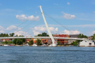 Mikolajki, Masuria, Polonya - 24 Haziran 2020: Kasaba Mikolajskie Gölü 'nden yat ve rıhtımdaki tekneler için marina manzarası. Mikolajki Polonya 'nın yelkencilik başkenti olarak adlandırılır.