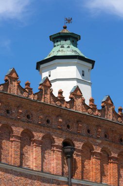 Sandomierz, Polonya - 10 Temmuz 2020: gotik belediye binası ve saat kulesinin dekoratif tavan arası. Sandomierz, başlıca turistik ilgi odağı olan Eski Kent 'i ile tanınır..