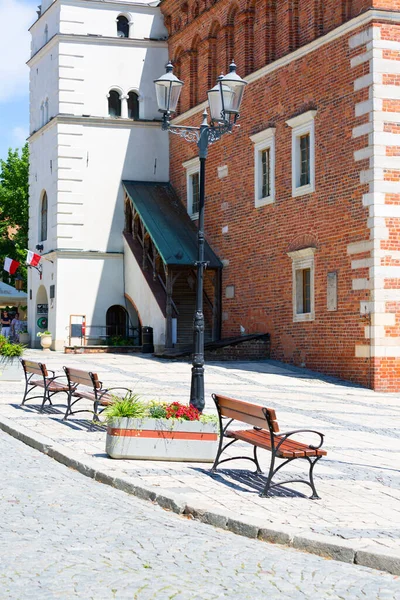 ポーランドのサンドミエルツ 2020年7月10日 サンドミエルツゴシックタウンホールと古い木造井戸で市場で見る サンドミエルツは 主要な観光名所である旧市街で知られています — ストック写真