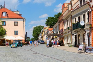 Sandomierz, Polonya - 10 Temmuz 2020. 13. yüzyıl şehir piyasasında renkli evlerin olduğu bir manzara. Sandomierz, başlıca turistik ilgi odağı olan Eski Kent 'i ile tanınır..