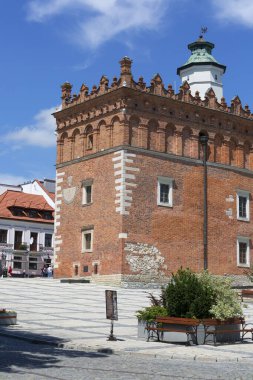 Sandomierz, Polonya - 10 Temmuz 2020: Sandomierz Gotik Belediye Binası ile pazara bakın. Sandomierz, başlıca turistik ilgi odağı olan Eski Kent 'i ile tanınır..