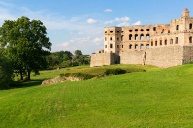 Ujazd, Polonya - 10 Temmuz 2020: 17. yüzyıl Krzyztopor kalesinin kalıntıları, İtalyan tarzı bir saray. Polonyalı bir asilzade ve Sandomierz 'li Voivode, Krzysztof Ossolinski tarafından inşa edilmiştir.