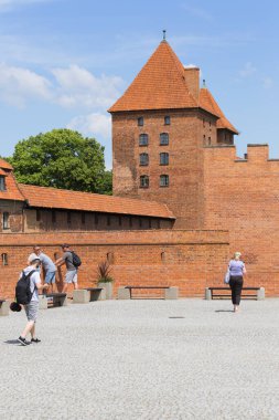 Malbork, Polonya - 25 Haziran 2020: 13. yüzyıl Malbork Kalesi, Nogat Nehri 'ndeki ortaçağ Töton kalesi. UNESCO Dünya Mirası Bölgesi, dünyanın en büyük şatosudur.