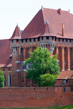 Malbork, Polonya - 25 Haziran 2020: 13. yüzyıl Malbork Kalesi, Nogat Nehri 'ndeki ortaçağ Töton kalesi. UNESCO Dünya Mirası Bölgesi, dünyanın en büyük şatosudur.
