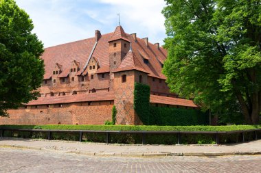 Malbork, Polonya - 25 Haziran 2020: 13. yüzyıl Malbork Kalesi, Nogat Nehri 'ndeki ortaçağ Töton kalesi. UNESCO Dünya Mirası Bölgesi, dünyanın en büyük şatosudur.