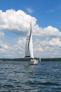 Masuria, Polonya - 24 Haziran 2020: Polonya Masuria Gölü, güneşli bir günde yat gezisi. Resimli bulutlu gökyüzü