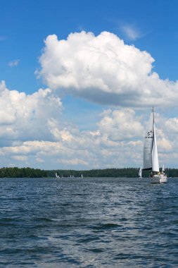 Masuria, Polonya - 24 Haziran 2020: Polonya Masuria Gölü, güneşli bir günde yat gezisi. Resimli bulutlu gökyüzü
