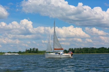 Masuria, Polonya - 24 Haziran 2020: Polonya Masuria Gölü, güneşli bir günde yat gezisi. Resimli gökyüzü