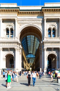 Milan, İtalya - 28 Eylül 2018: Vittorio Emanuele Galerisi, lüks alışveriş merkezi. 1865 ve 1867 yılları arasında mimar Giuseppe Mengoni tarafından tasarlanıp inşa edilmiştir.