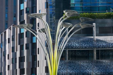 Milan, İtalya - 29 Eylül 2018: Modern cam ofis binası, iş bölgesi, Güneş Ağacı, Porta Nuova, Piazza Gae Aulenti. Milano 'daki en yeni gösterilerden biri.