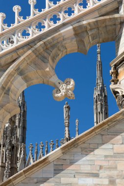 Milan Katedrali (Duomo di Milano), Gotik kilise, cephe detayları, Milano, İtalya. İtalya 'nın en büyük ve dünyanın en büyük üçüncü kilisesidir.