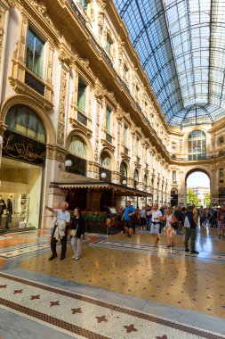 Milan, İtalya - 28 Eylül 2018: Vittorio Emanuele Galerisi, lüks alışveriş merkezi. 1865 ve 1867 yılları arasında mimar Giuseppe Mengoni tarafından tasarlanıp inşa edilmiştir.