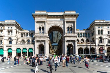 Milan, İtalya - 28 Eylül 2018: Vittorio Emanuele Galerisi, lüks alışveriş merkezi. 1865 ve 1867 yılları arasında mimar Giuseppe Mengoni tarafından tasarlanıp inşa edilmiştir.