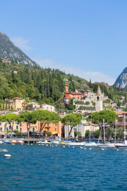 Garda Gölü, İtalya - 30 Eylül 2018: İtalya 'nın en büyük gölü olan Garda Gölü, Dolomitlerin kıyısında yer almaktadır.