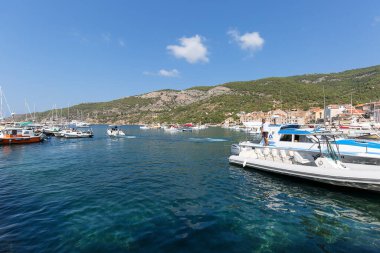 Komiza, Vis Adası, Hırvatistan - 5 Eylül 2019: Adriyatik Denizi 'ndeki Vis adasında yer alan 12. yüzyıl kıyı kasabası, liman manzaralı, demirli tekneler 