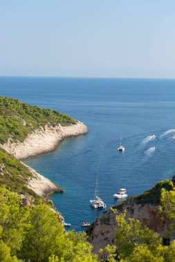 Vis, Vis Adası, Hırvatistan - 5 Eylül 2019: Stiniva Sahili, Adriyatik Denizi Koyu 'ndaki hava manzarası