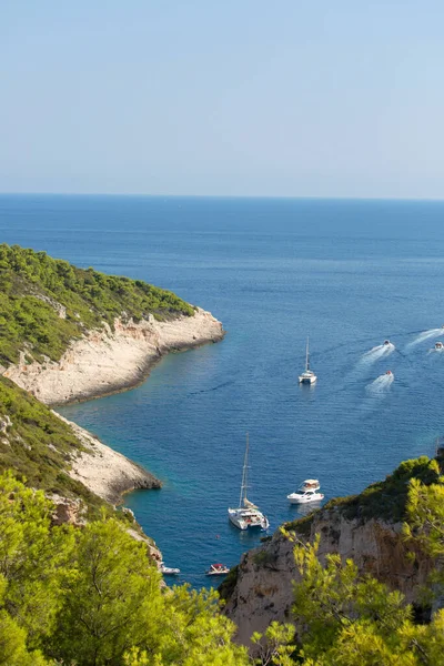 Vis, Vis Adası, Hırvatistan - 5 Eylül 2019: Stiniva Sahili, Adriyatik Denizi Koyu 'ndaki hava manzarası