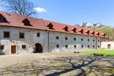 14. yüzyıl Kızıl Manastırı, duvarın ve Slovakya 'nın Üç Taçlı Massif bölgesinin etrafını saran avlu
