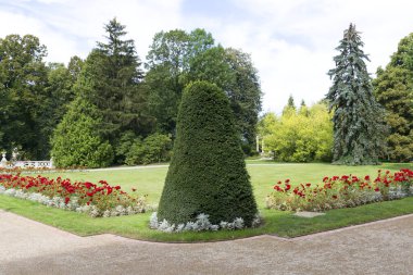 Lancut, Polonya - 26 Ağustos 2020: 16. yüzyıl Barok Lancut Kalesi 'ni çevreleyen bahçe manzarası