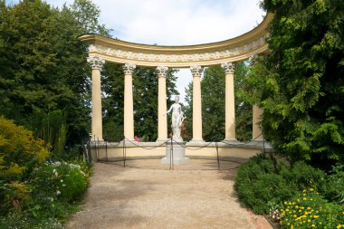 Lancut, Polonya - 26 Ağustos 2020: 16. yüzyıl Barok Lancut Kalesi 'nin bahçesinde Gloriette, Diana' nın heykeli