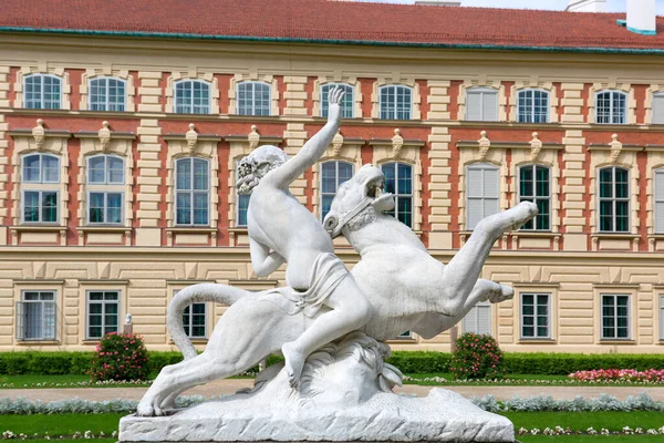 ポーランドのランカット 2020年8月26日 16世紀のバロック様式のランカット城 旧ポーランドの壮大な住居 イタリア庭園 パンター上のバッカスの彫刻 — ストック写真