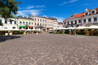 Rzeszow, Polonya - 26 Ağustos 2020: Renkli tarihi konutları olan ana pazar meydanı