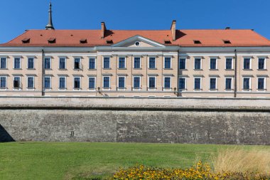 Rzeszow, Polonya - 26 Ağustos 2020: 15. yüzyılda inşa edilen Rzeszow Şatosu cephesi, 20. yüzyılda yeniden inşa edildi.