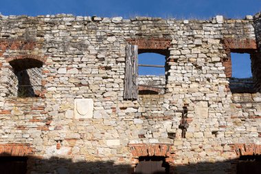 Babice, Polonya - 6 Ekim 2018: Lipowiec Kalesi, 13. yüzyıl Krakow Piskoposluğu 'nun Polonya' nın Jura, Polonya 'nın Küçük Voyvoda kalesi