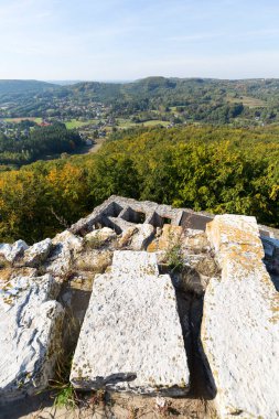 Babice, Polonya - 6 Ekim 2018: Lipowiec Kalesi, 13. yüzyıl Krakow Piskoposluğu 'nun Polonya' nın Jura, Polonya 'nın Küçük Voyvoda kalesi
