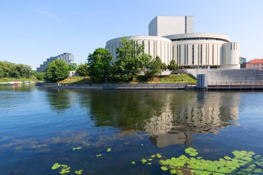 Bydgoszcz, Polonya - 26 Haziran 2020: Brda Nehri üzerindeki Opera Nova. Şehirdeki en ünlü ve tanınan binalardan biridir. 