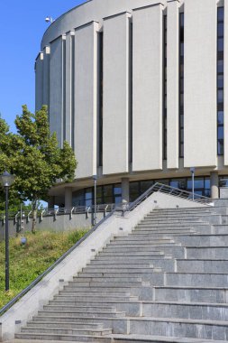 Bydgoszcz, Polonya - 26 Haziran 2020: Brda Nehri üzerindeki Opera Nova. Şehirdeki en ünlü ve tanınan binalardan biridir. 